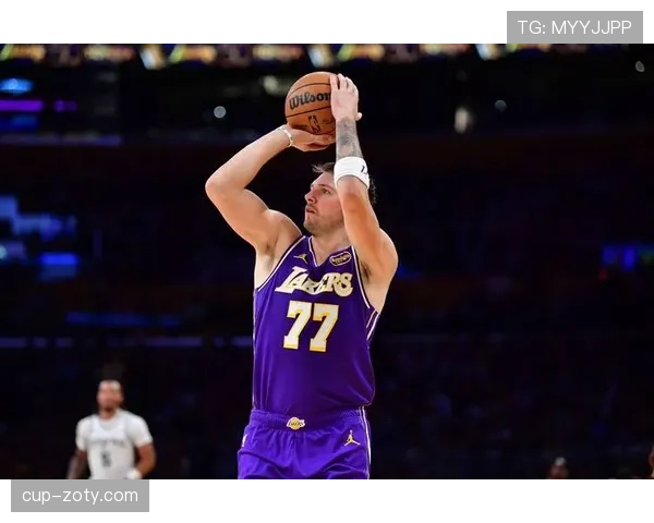 东契奇又在更衣室吃披萨了，这哥们真把NBA当深夜食堂啊